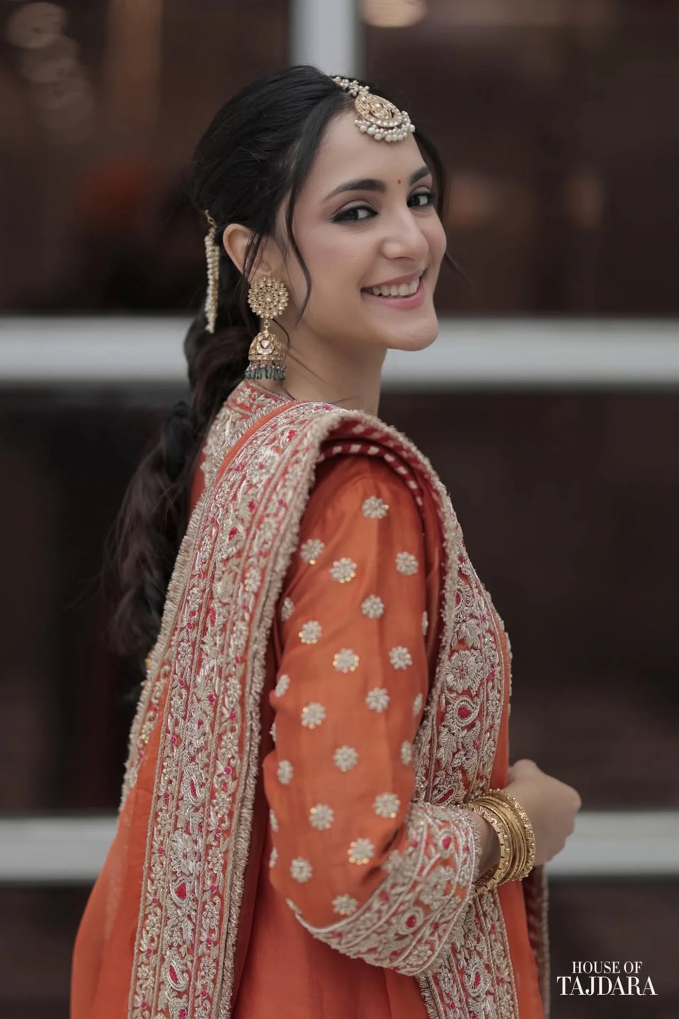 Kanikka Kapur In Naseha Burnt orange Dabka Zardozi Embroidered Short kurta Set - Image 4