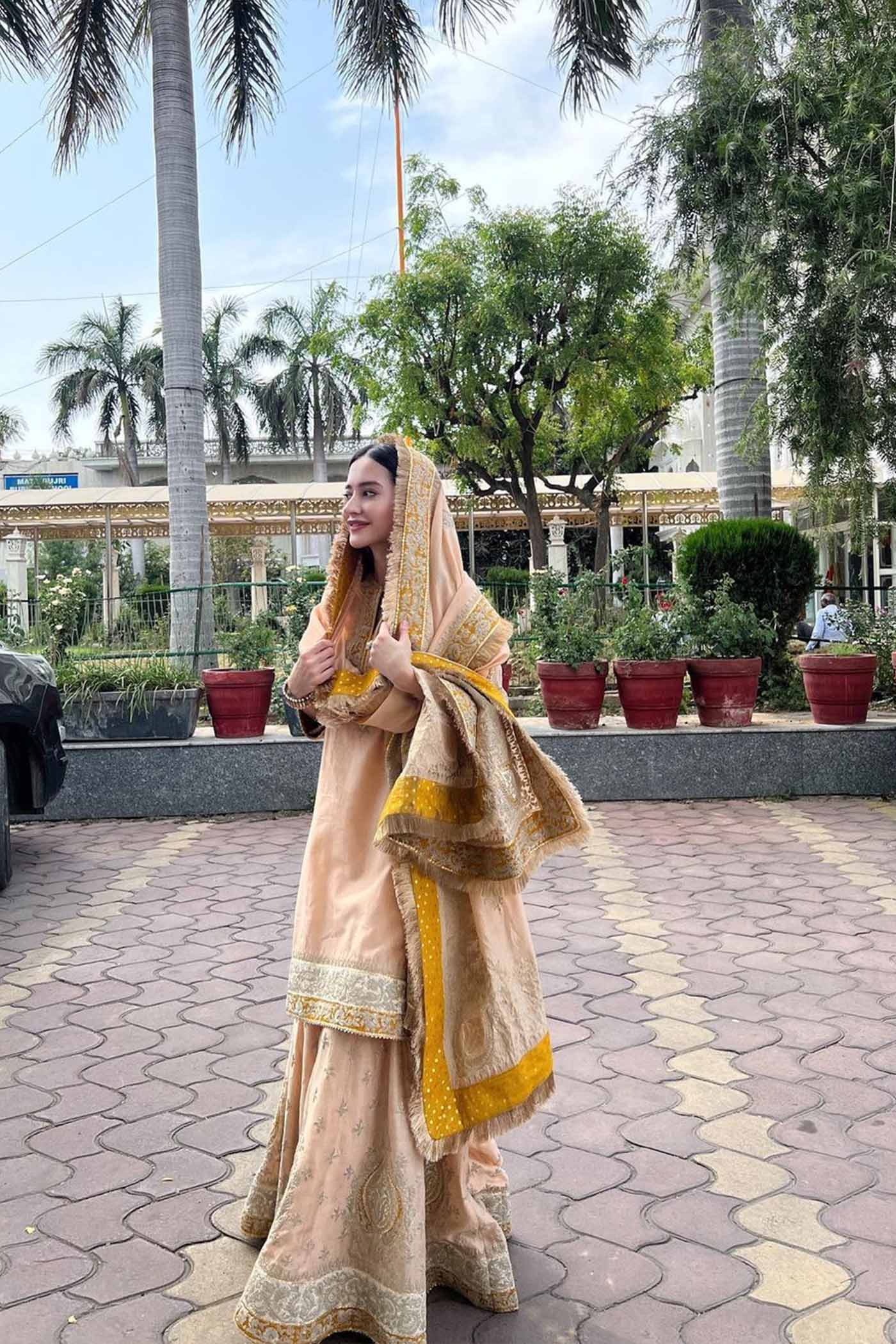 Komal Kapoor IN RAINA - ROSEPINK SHORT KURTA WITH SHARARA AND ODHNI - Image 3
