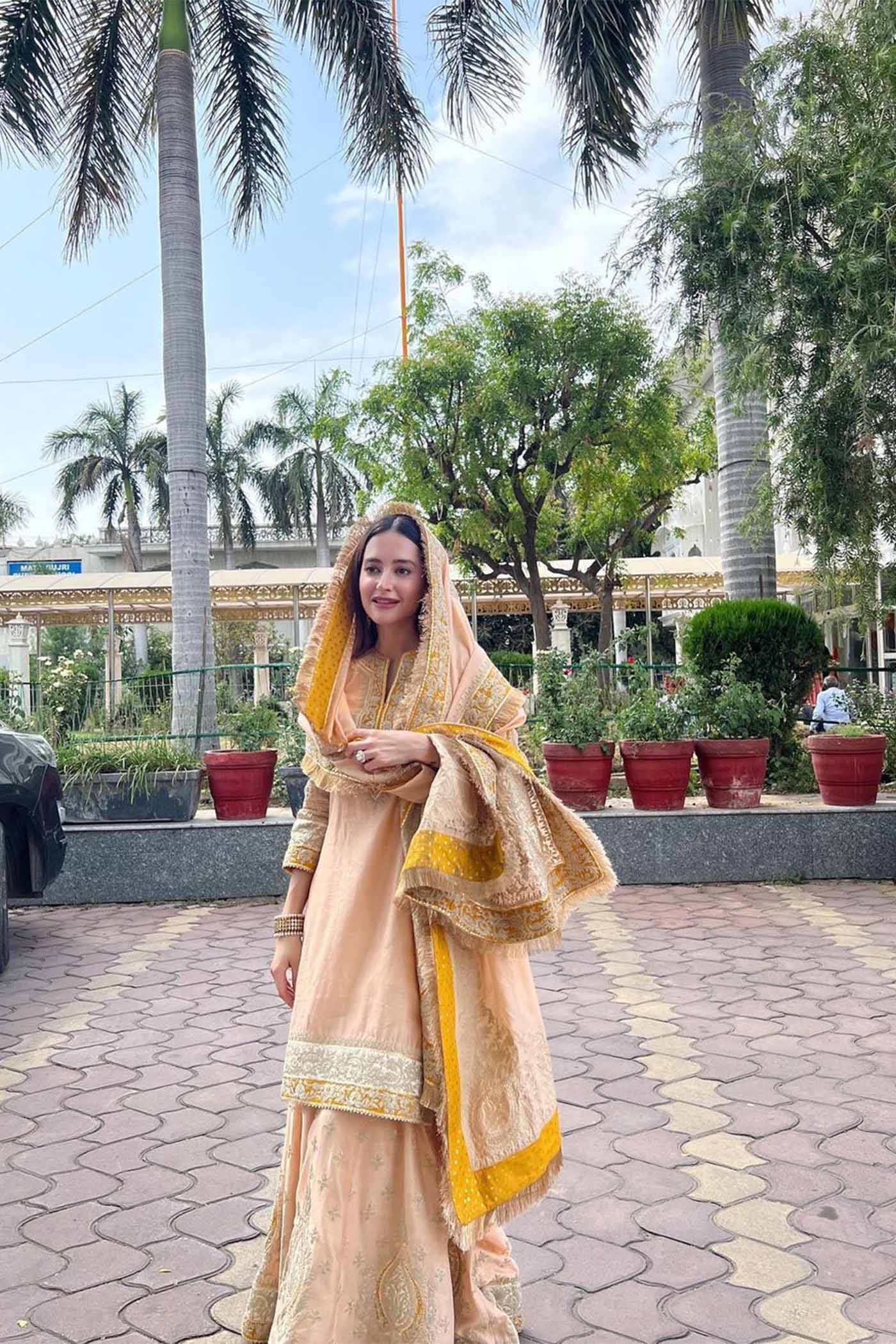 Komal Kapoor IN RAINA - ROSEPINK SHORT KURTA WITH SHARARA AND ODHNI - Image 4