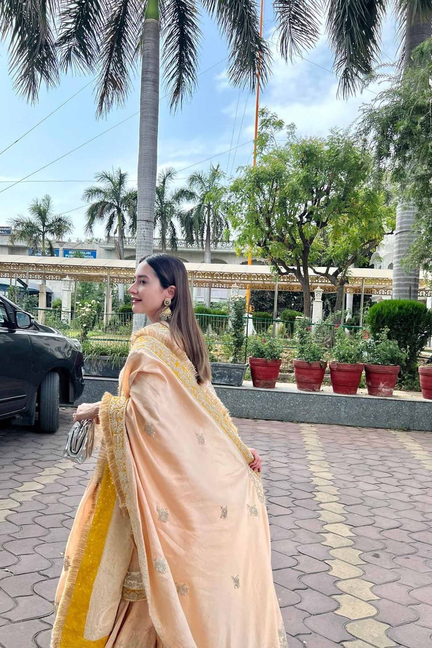 Komal Kapoor IN RAINA - ROSEPINK SHORT KURTA WITH SHARARA AND ODHNI - Image 5