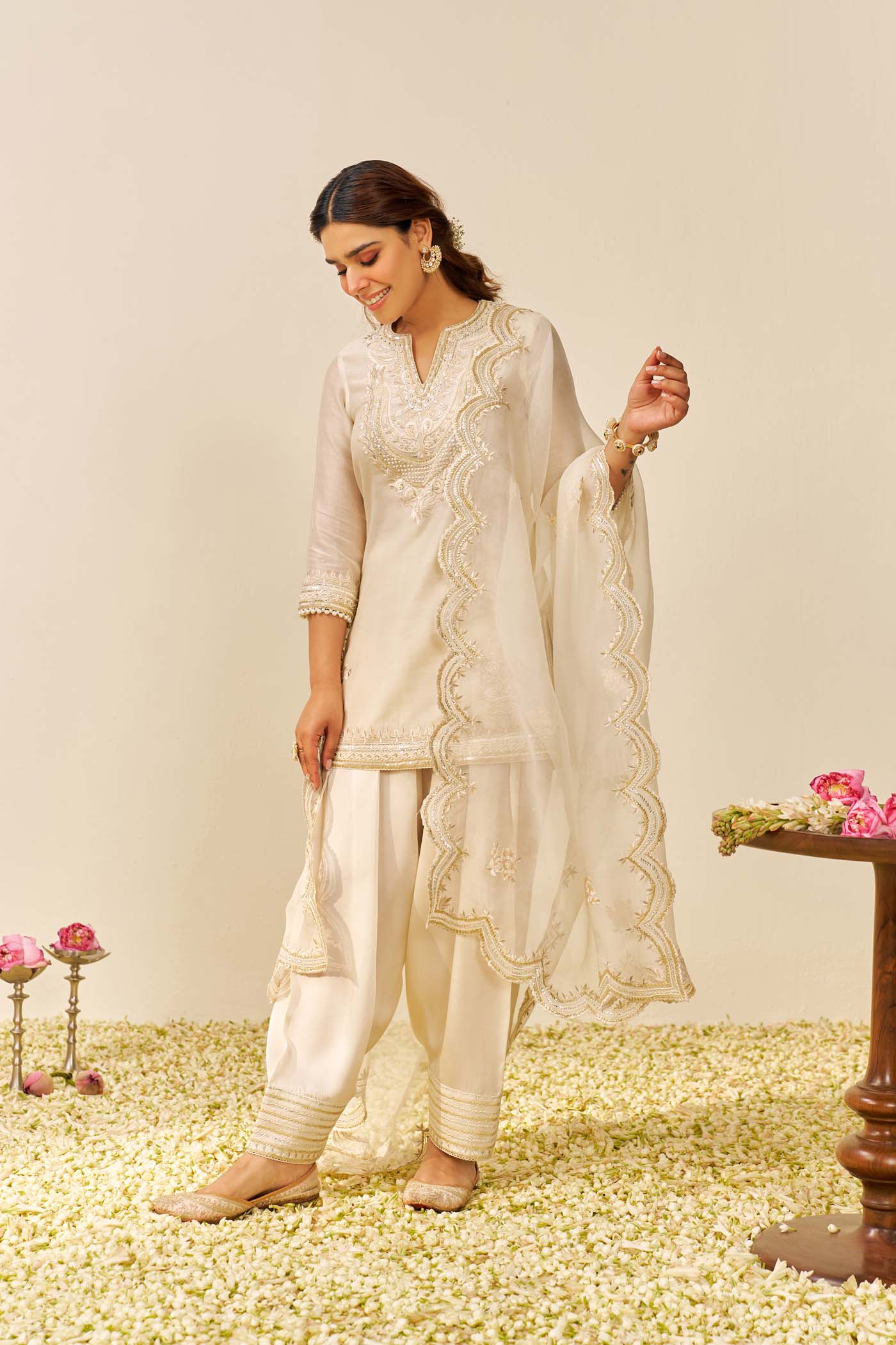 Sara Ali Khan in Sara - Daisy Ivory Short Kurta With  Salwar - Image 4