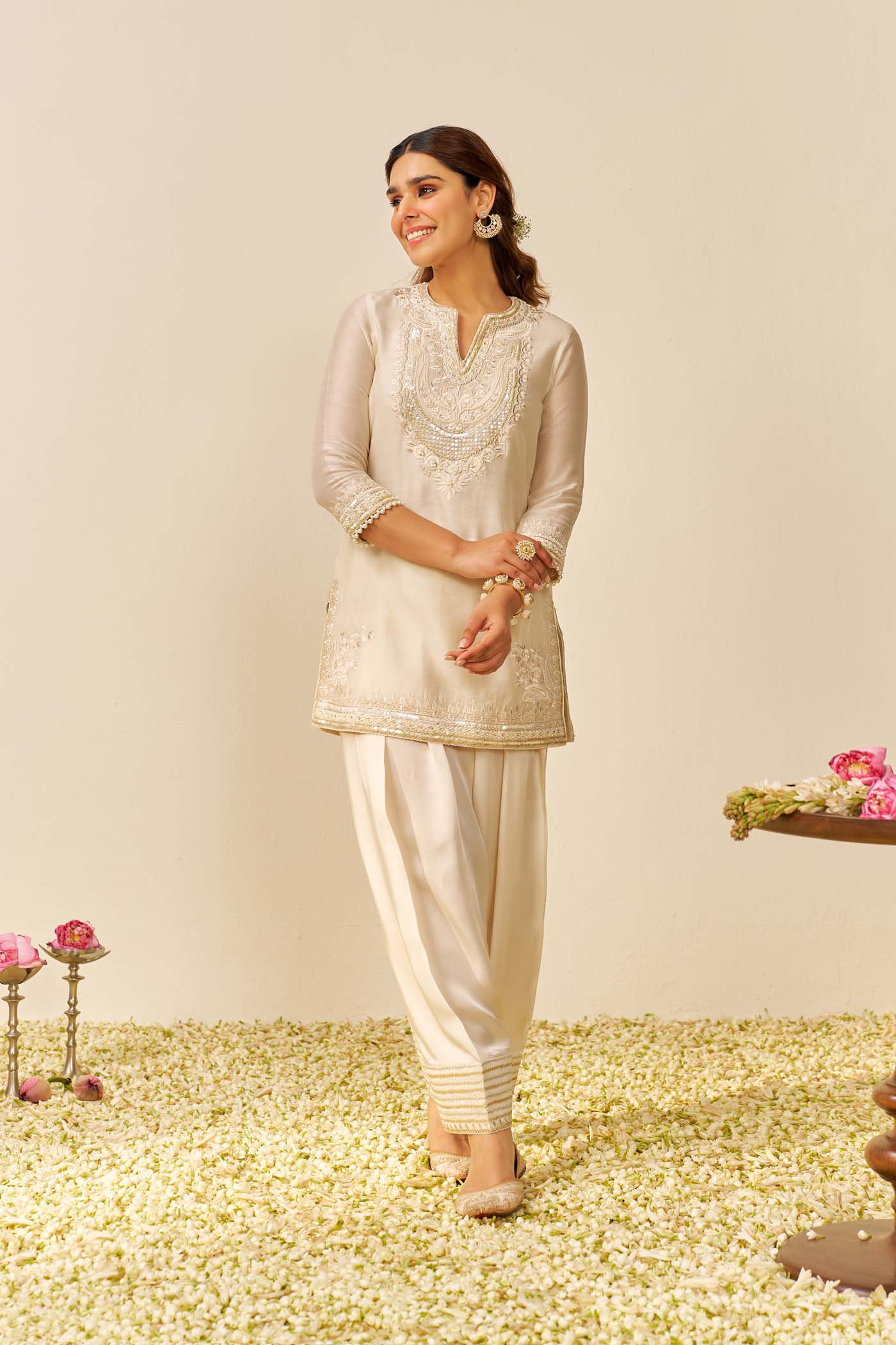 Sara Ali Khan in Sara - Daisy Ivory Short Kurta With  Salwar - Image 5